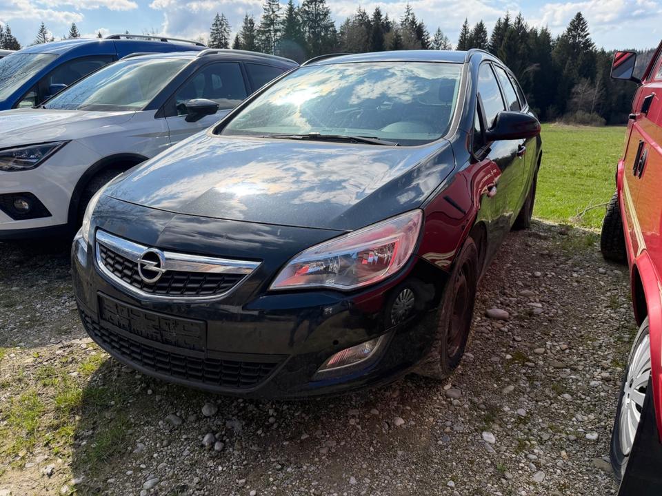 Opel Astra 2012 — вигляд ззаду