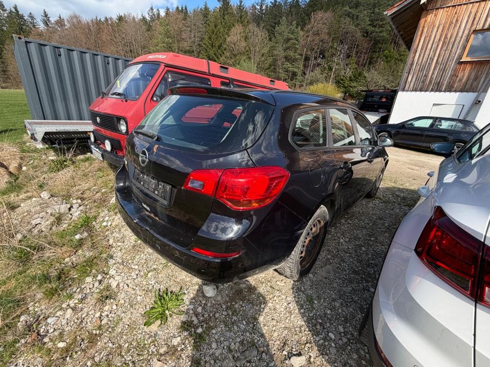 Opel Astra 2012 — салон