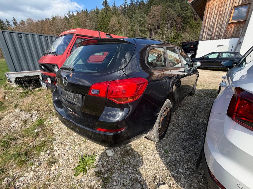 Opel Astra 2012 — двигун