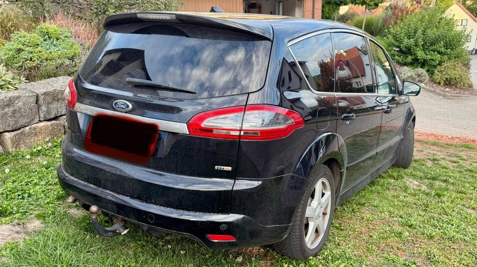 Ford S-Max 2010 — вигляд ззаду