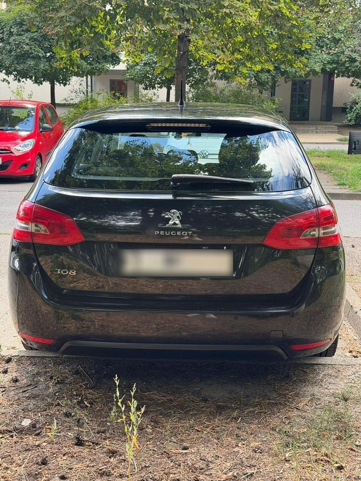 Peugeot 308 2014 — rear view