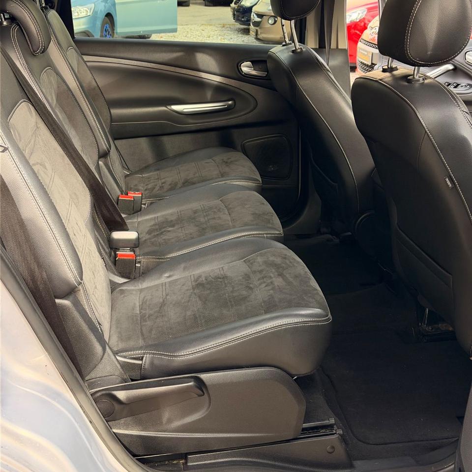 Ford S-Max 2011 — photo 14