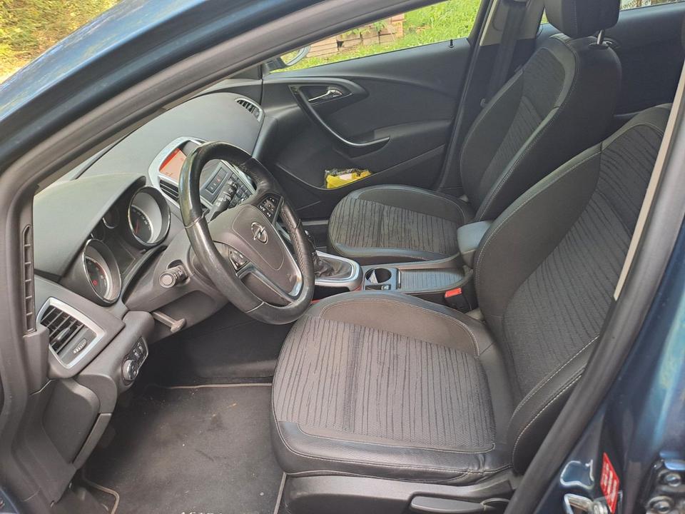 Opel Astra 2015 — фото 10