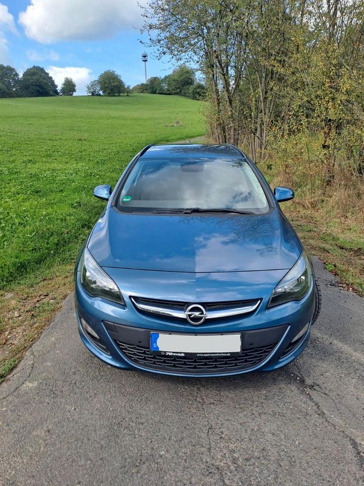 Opel Astra 2015 — вигляд ззаду
