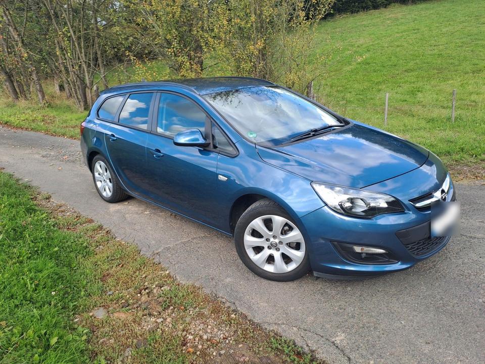 Opel Astra 2015 — салон