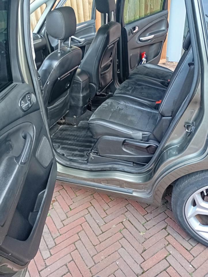 Ford S-Max 2011 — photo 16