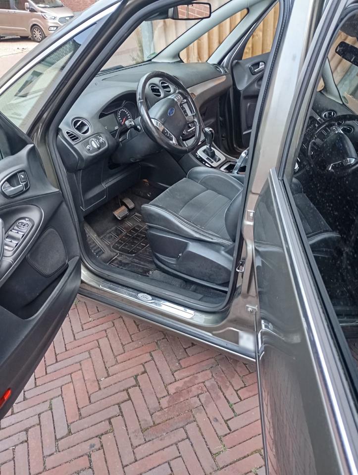 Ford S-Max 2011 — photo 17