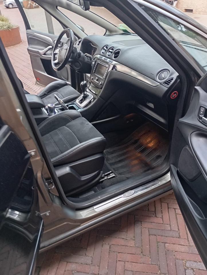 Ford S-Max 2011 — photo 18