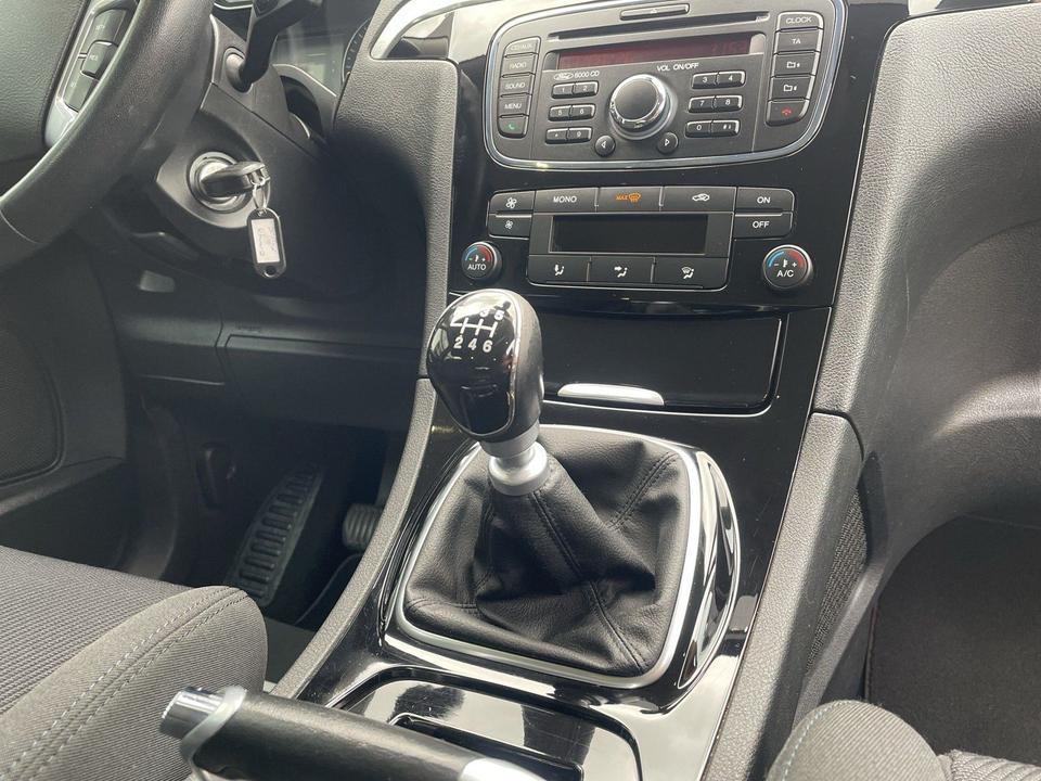 Ford S-Max 2011 — photo 13