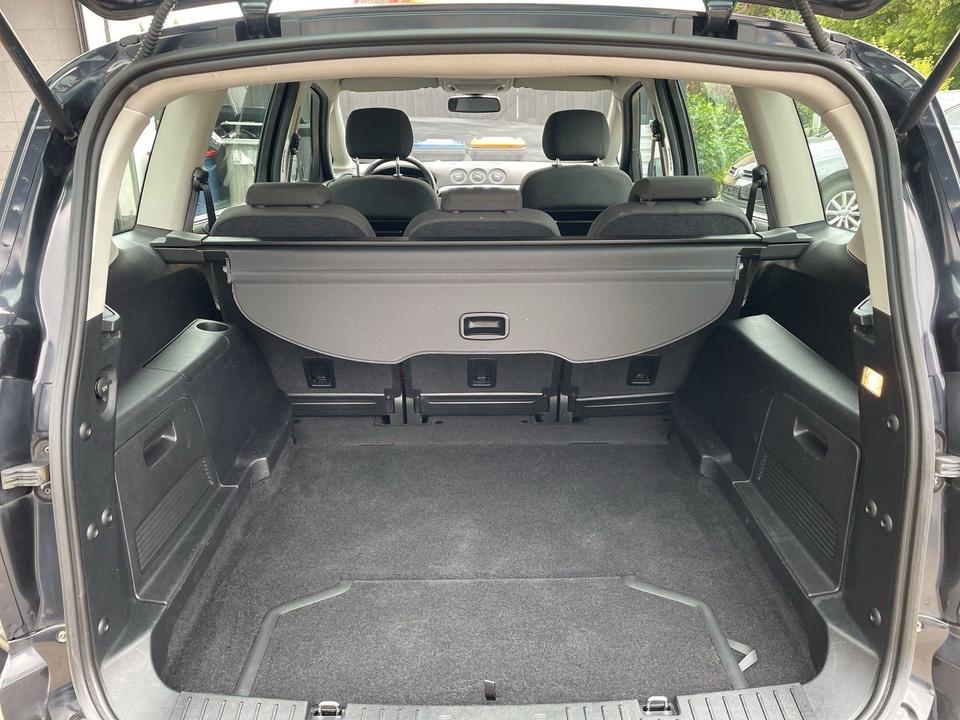 Ford S-Max 2011 — photo 17