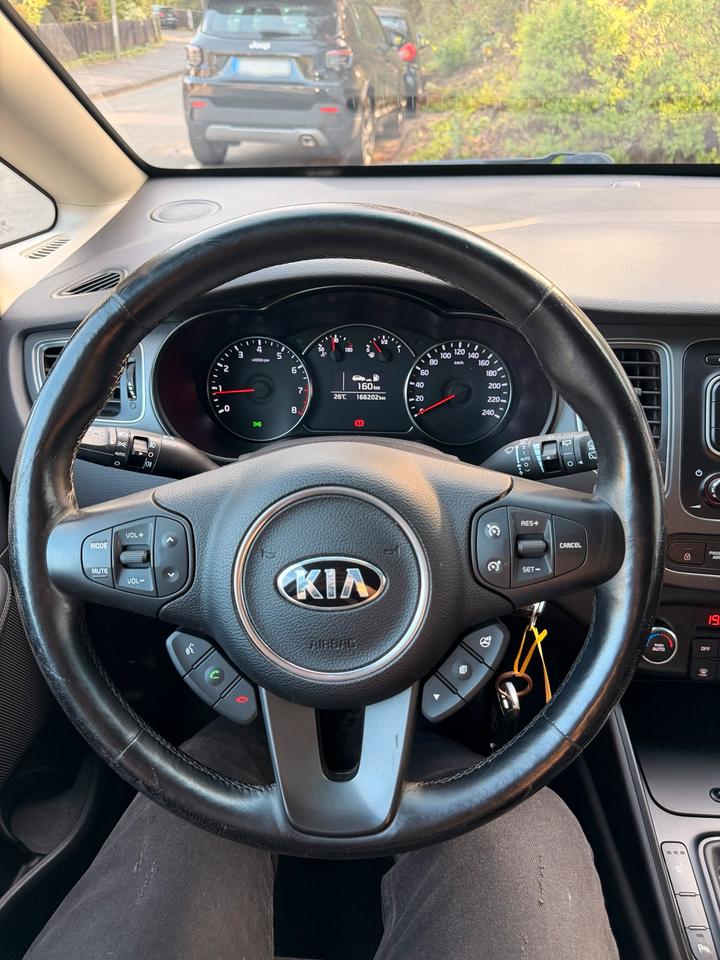 Kia Carens 2015 — photo 13