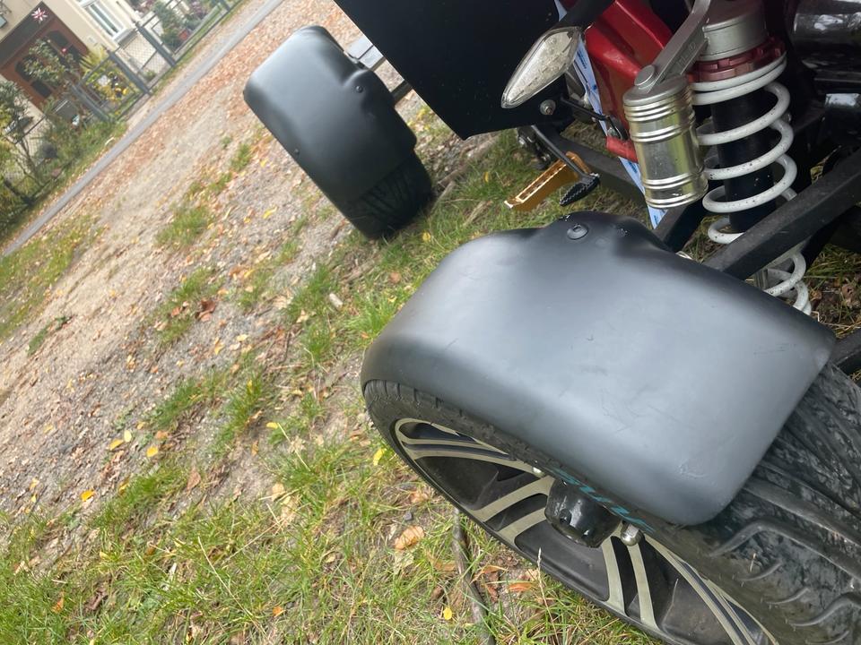 Weitere Motorräder Straßen Quad 2012 — rear view