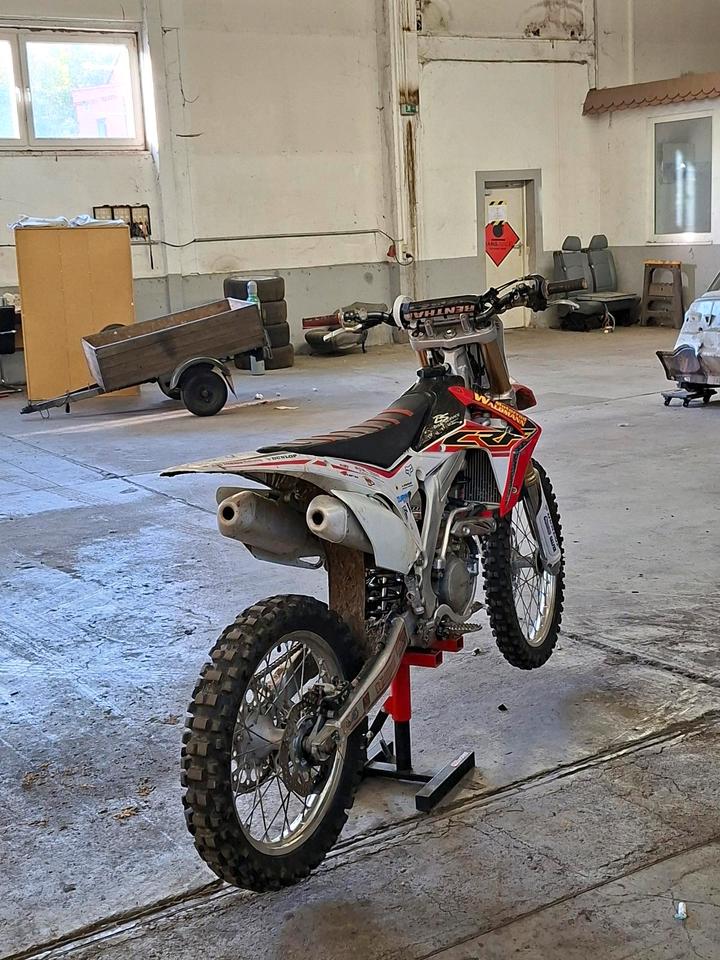 Honda CRF250F Motocross 2015 — вигляд ззаду