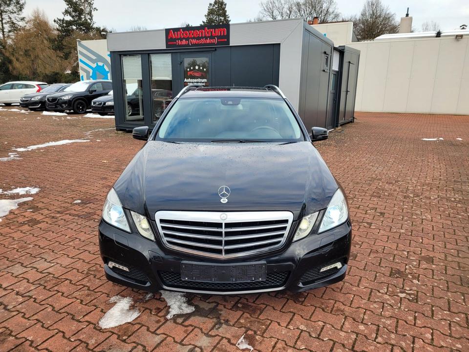 Mercedes Benz E 200 2010 — вигляд ззаду