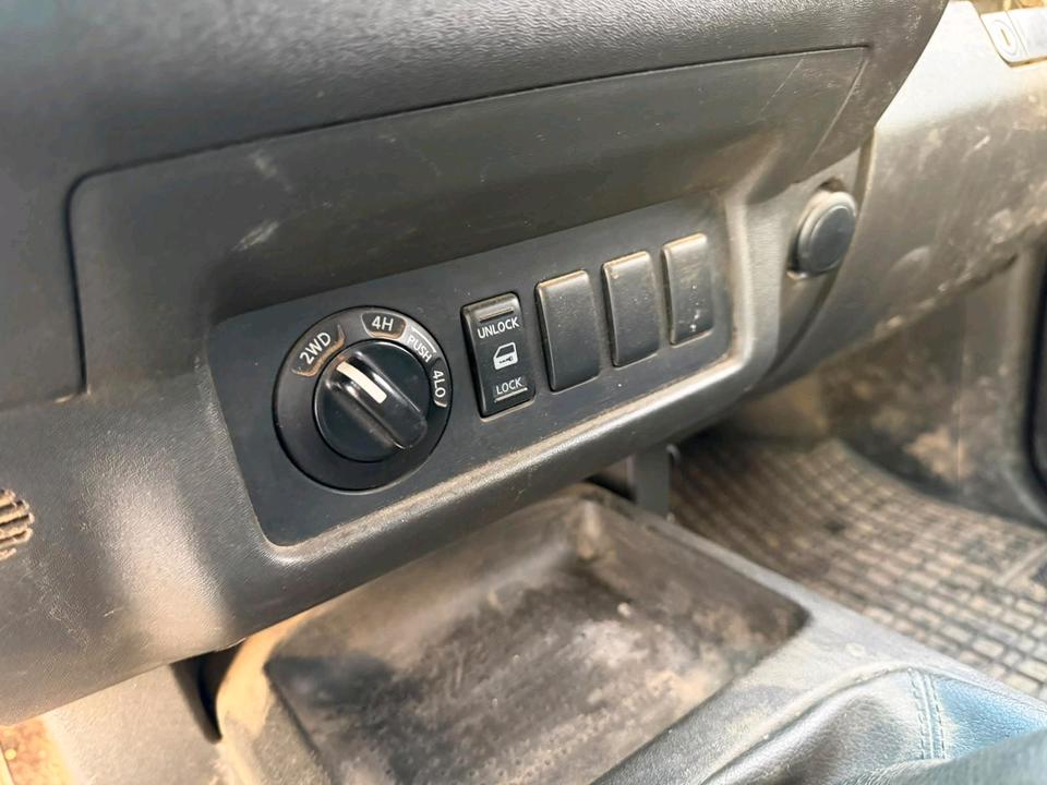Nissan Navara 2009 — photo 7