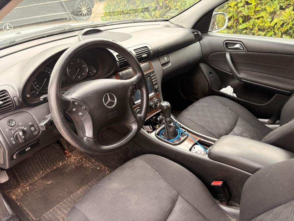 Mercedes Benz C 200 2006 — interior