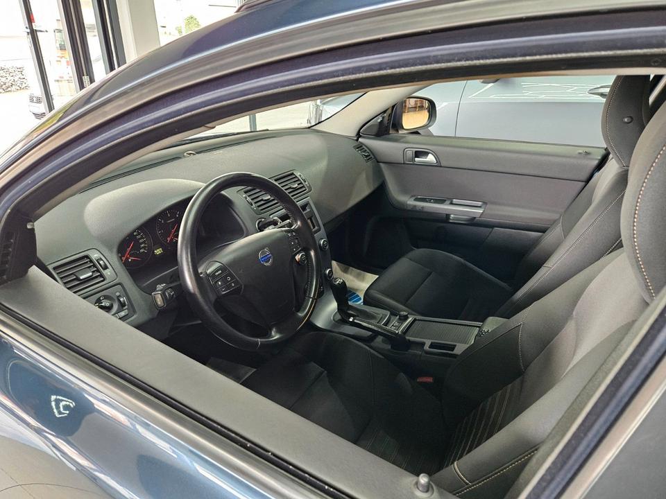 Volvo V50 2010 — photo 23