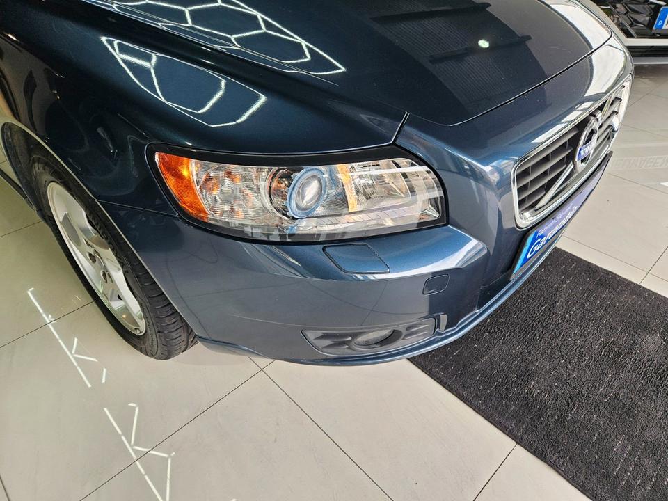 Volvo V50 2010 — interior