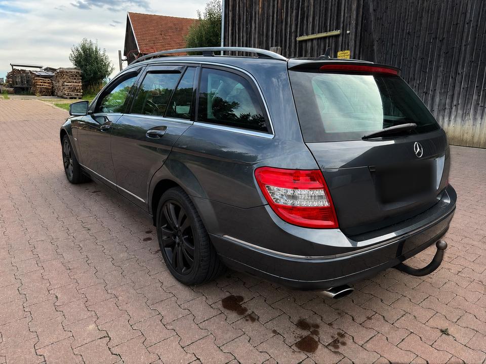 Mercedes Benz C 220 2010 — engine