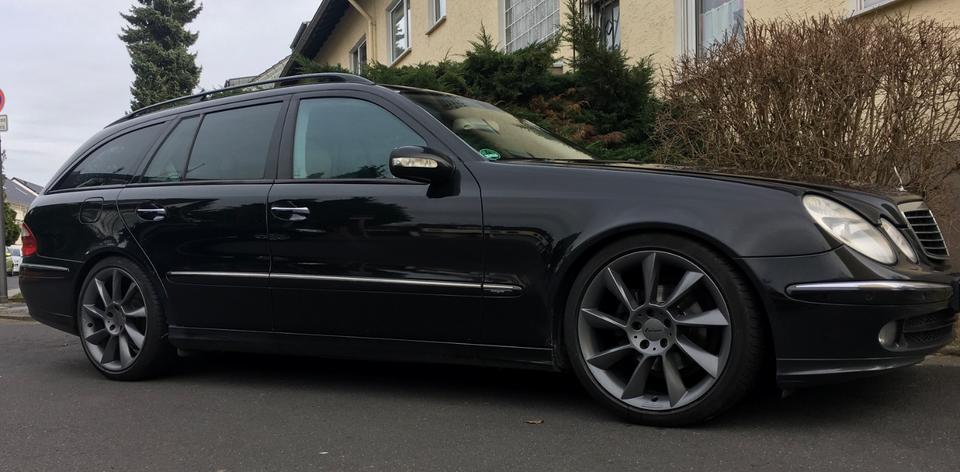 Mercedes Benz E 220 2005 — rear view