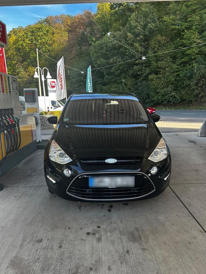 Ford C-Max 2011 — rear view
