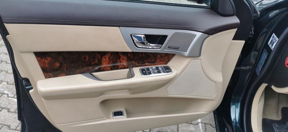 Jaguar XF 2015 — photo 9