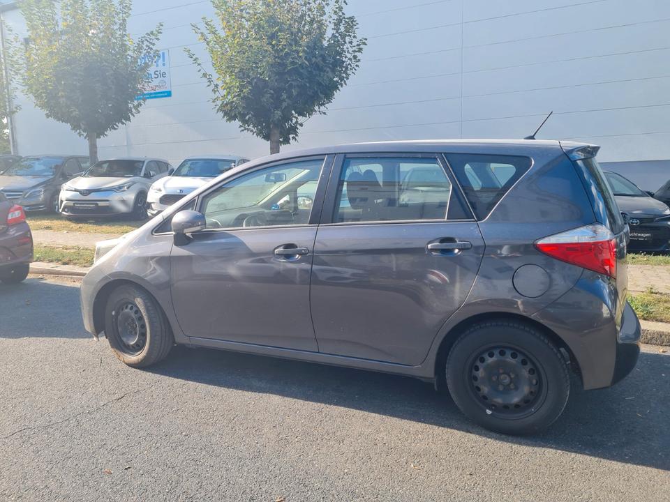 Toyota Verso 2011 — rear view