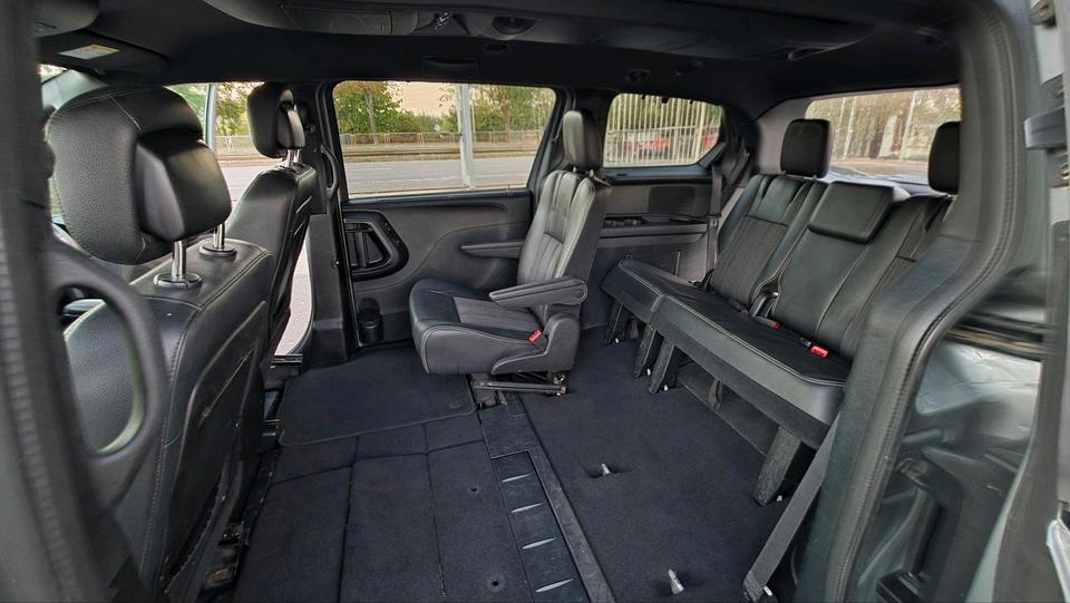 Lancia Voyager 2015 — фото 10
