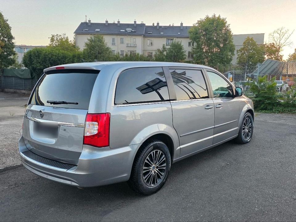 Lancia Voyager 2015 — салон