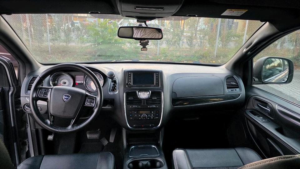 Lancia Voyager 2015 — фото 6