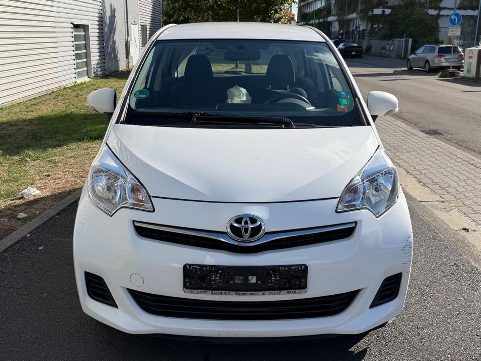 Toyota Verso 2011 — interior
