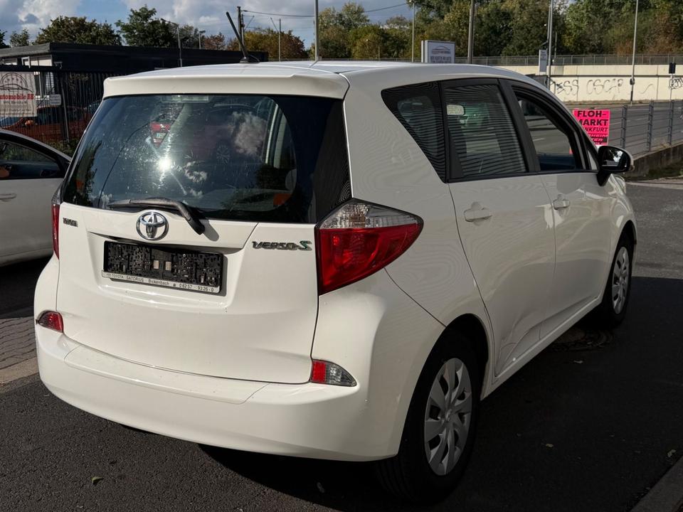 Toyota Verso 2011 — engine
