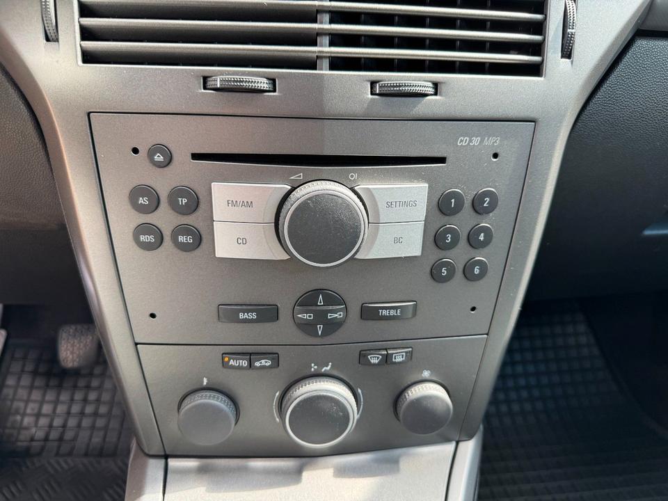 Opel Astra 2005 — photo 17