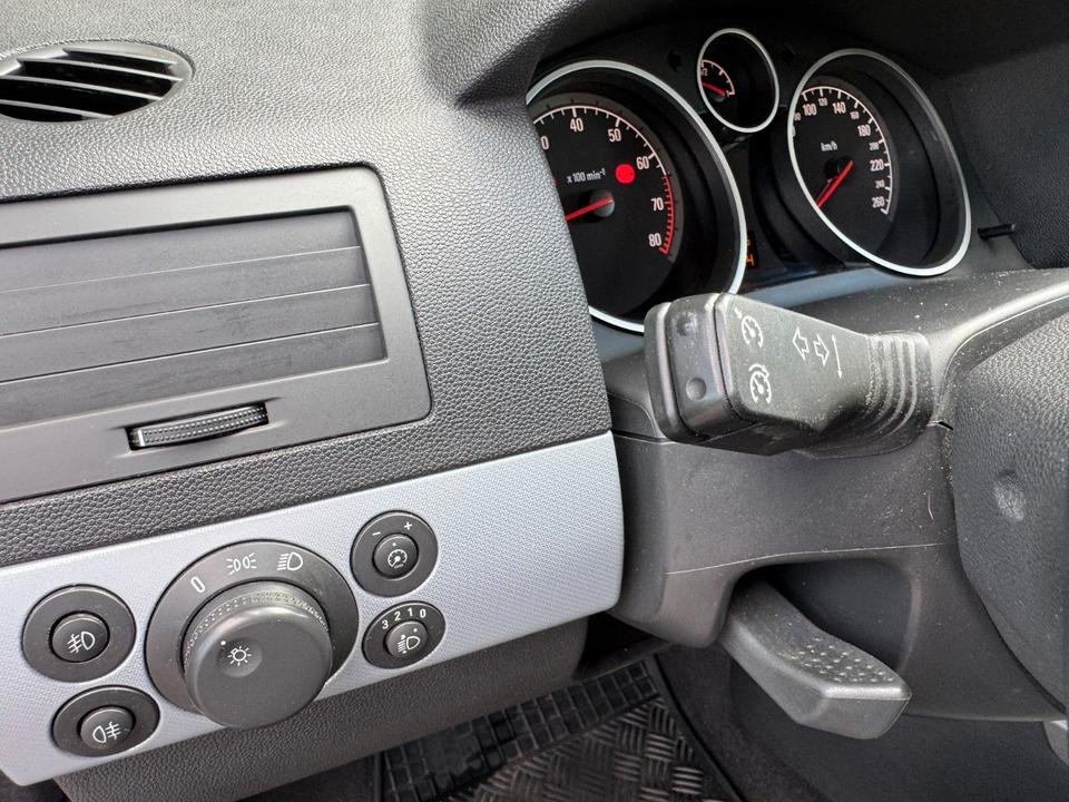 Opel Astra 2005 — photo 18