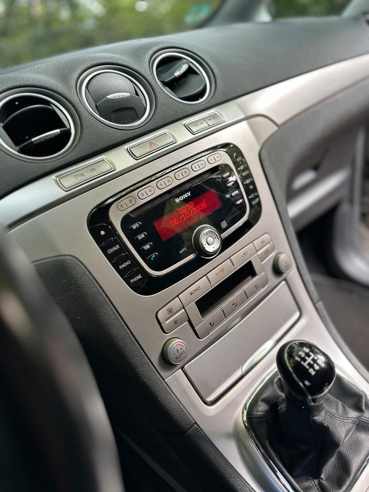 Ford S-Max 2010 — interior