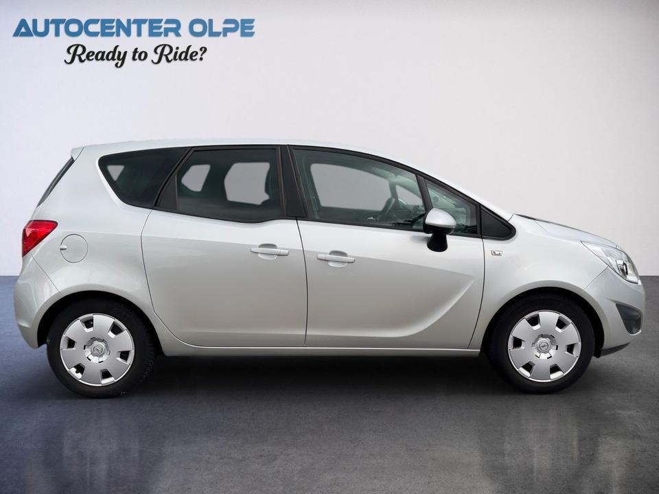 Opel Meriva 2011 — вигляд ззаду