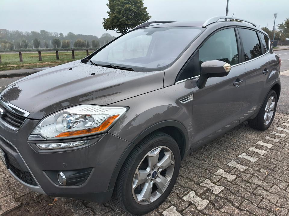 Ford Kuga 2012 — вигляд ззаду