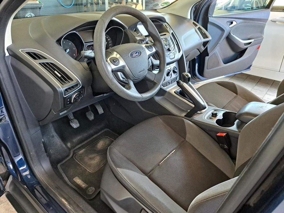 Ford Focus 2011 — photo 11