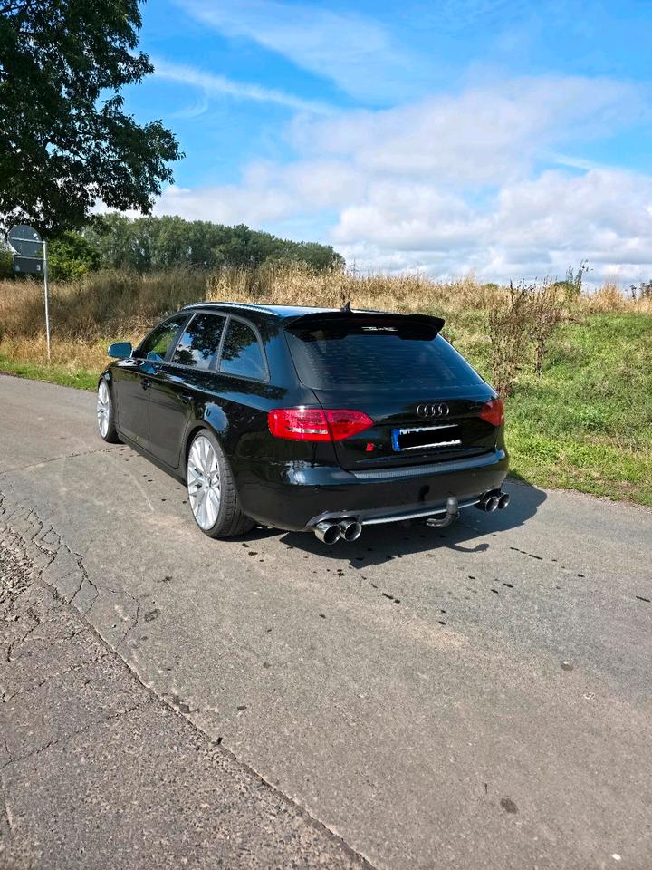 Audi A4 2009 — салон