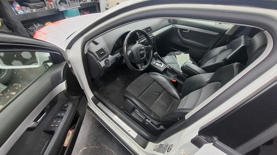 Audi A4 2007 — салон