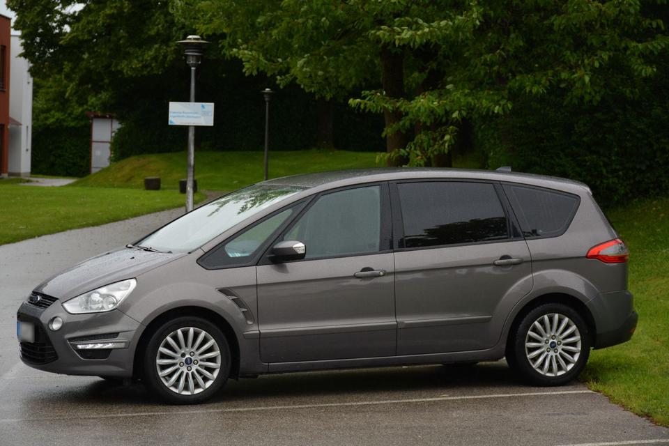 Ford S-Max 2013 — rear view