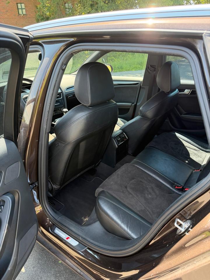 Audi A4 2011 — photo 11