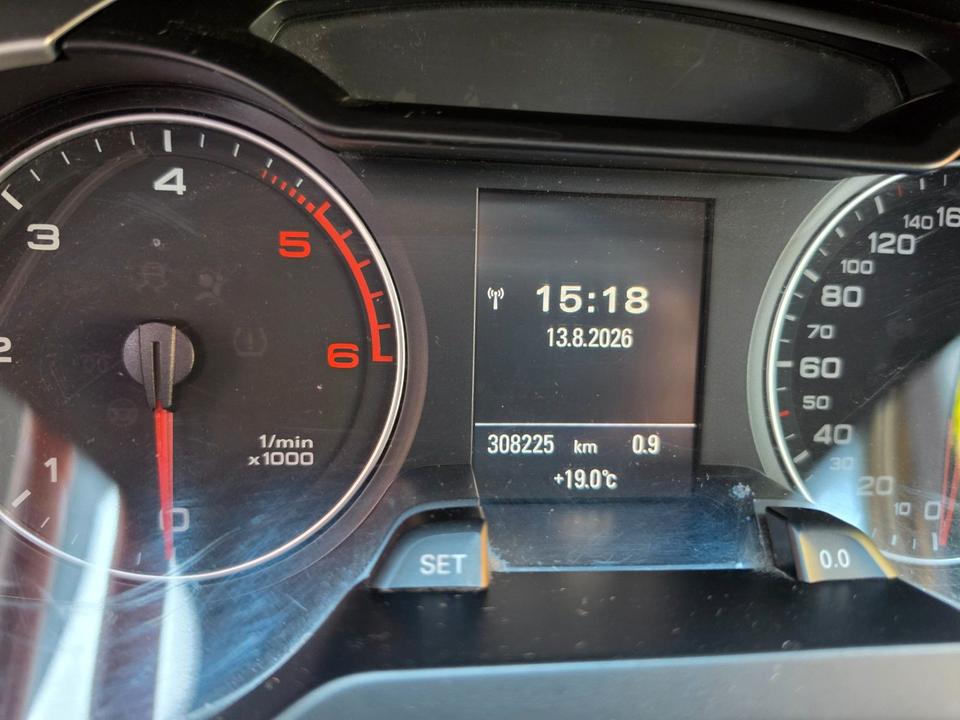 Audi A4 2010 — photo 8
