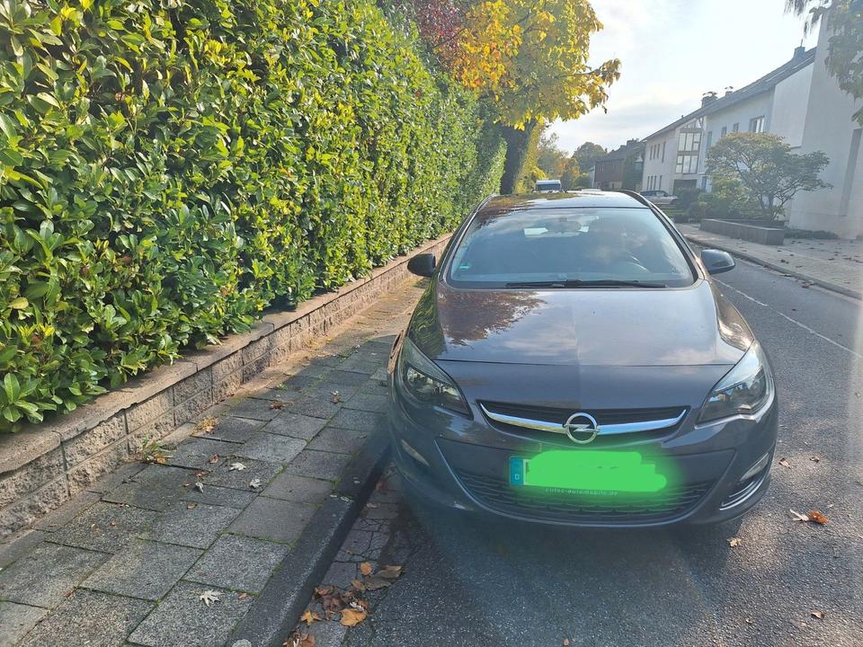 Opel Astra 2015 — rear view