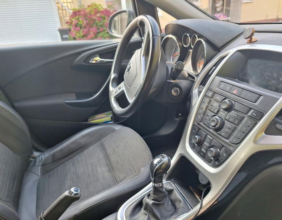 Opel Astra 2015 — interior