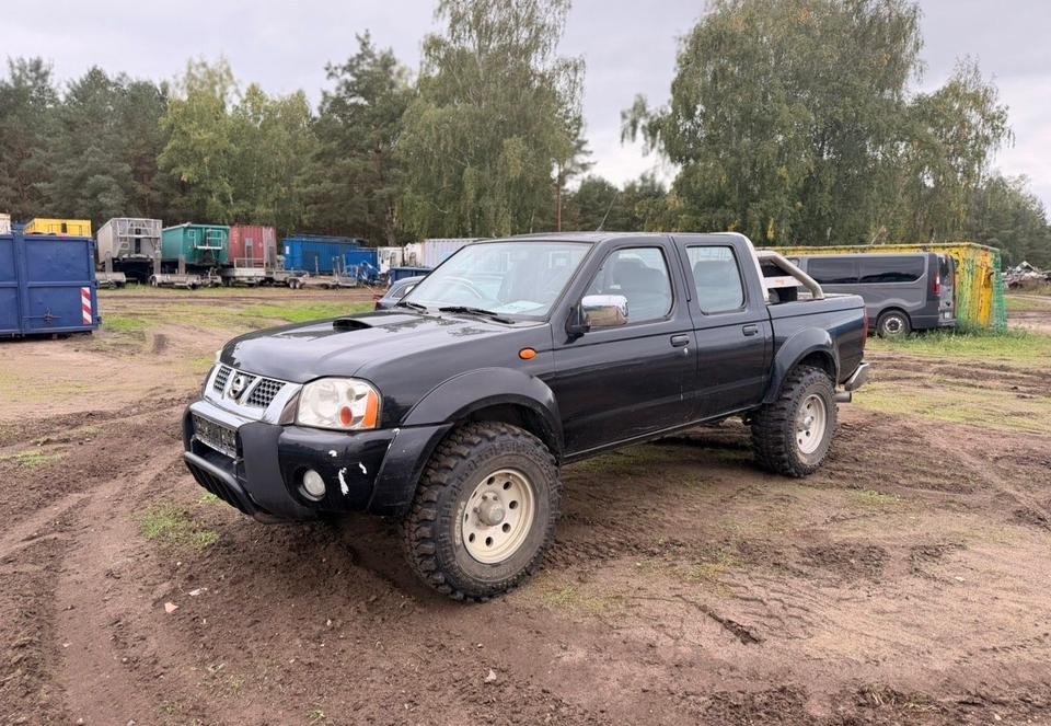 Nissan Navara 2004 — вигляд ззаду