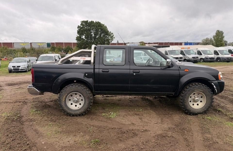 Nissan Navara 2004 — салон