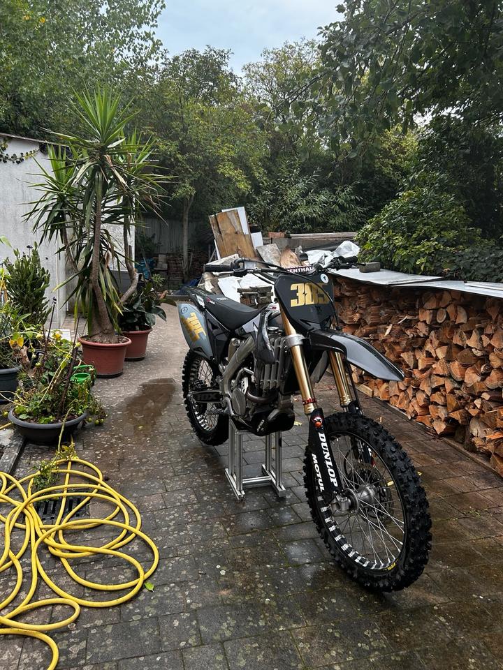 Suzuki RM-Z 250ccm 4 Takt Motocross 2015 — rear view