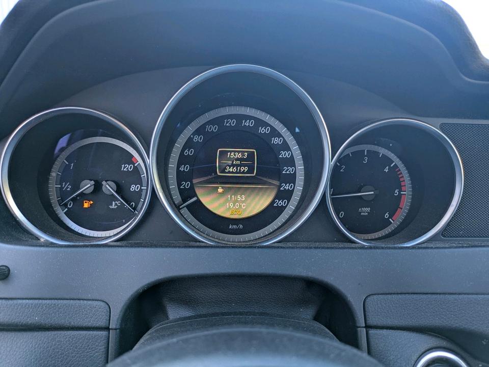 Mercedes Benz C 200 2011 — photo 15