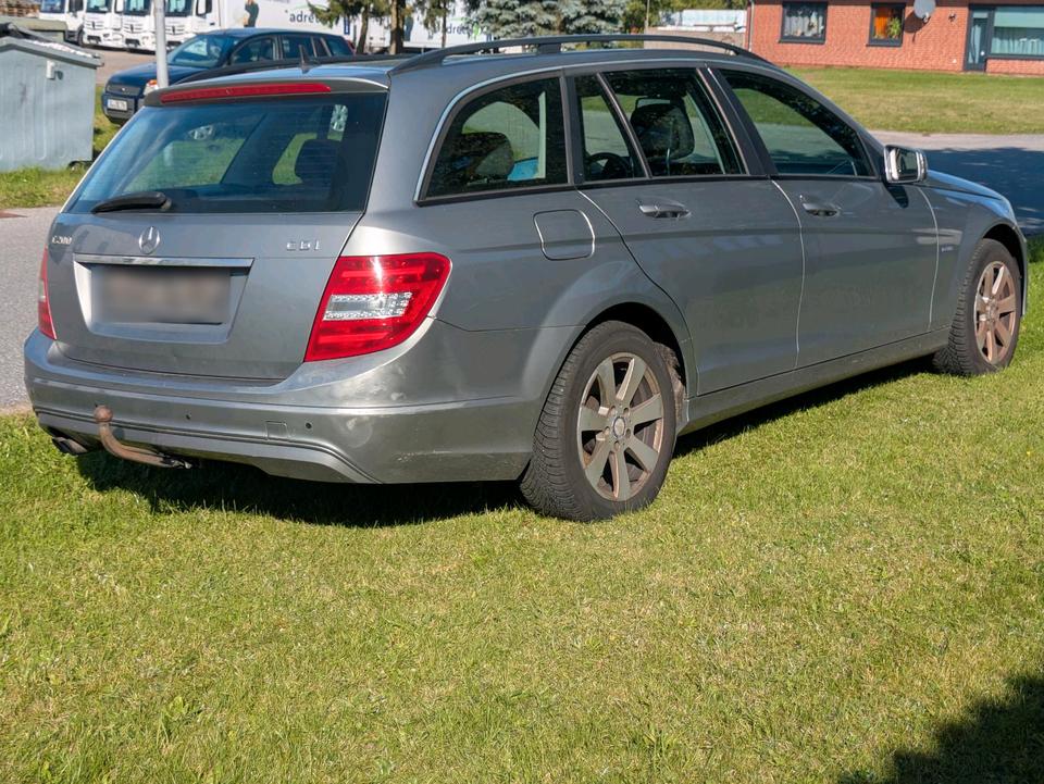 Mercedes Benz C 200 2011 — interior